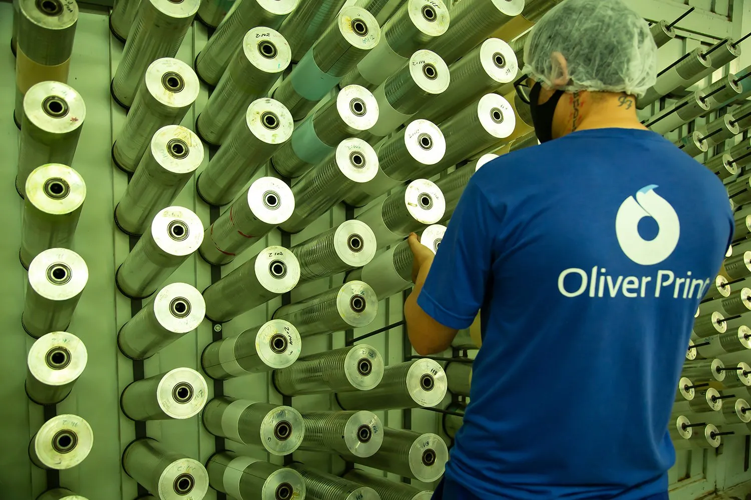 Bobinas de rótulos adesivos na fábrica da Oliver Print