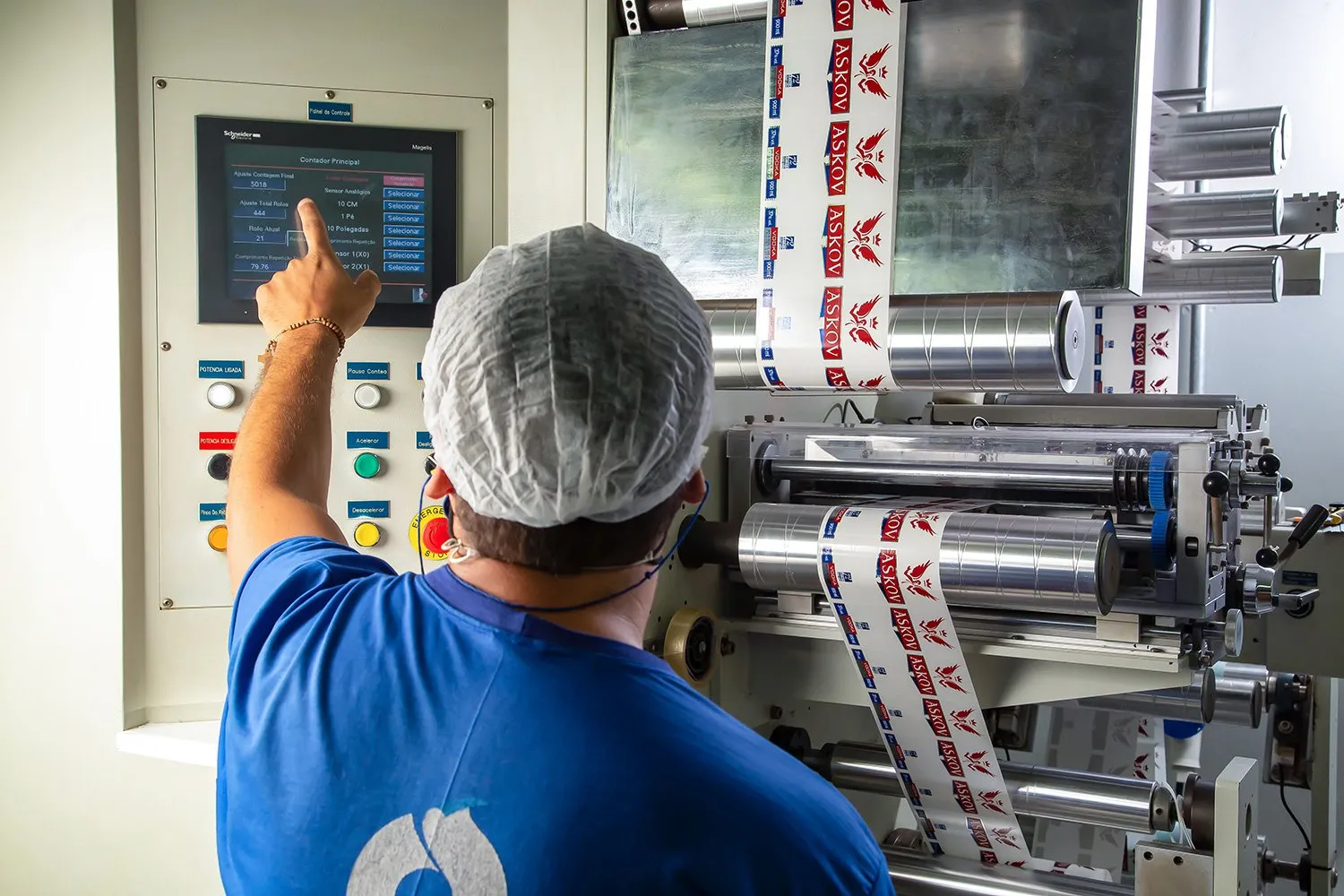Impressora flexográfica UV em operação na fábrica