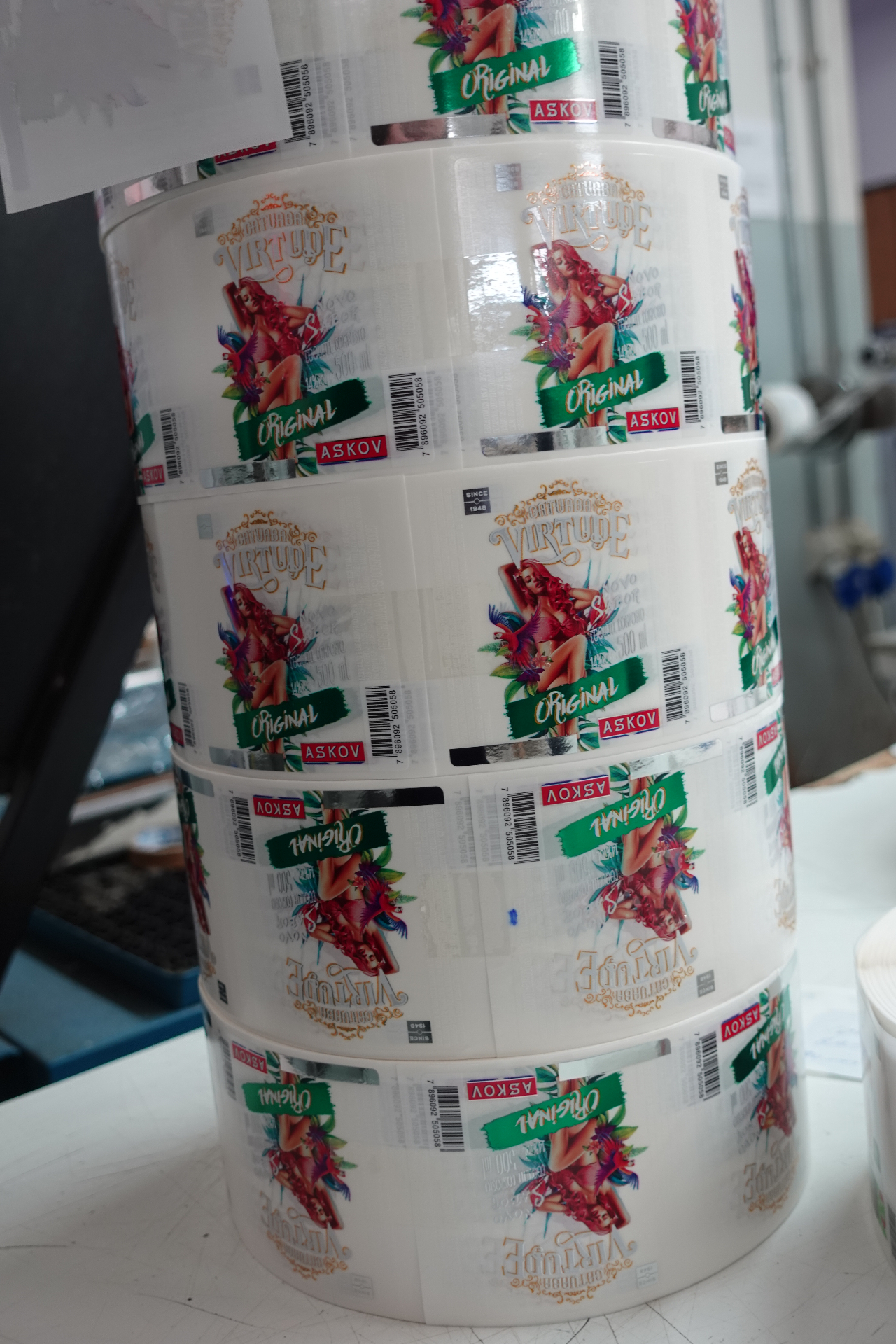 Bobina de rótulos adesivos com acabamento uniforme