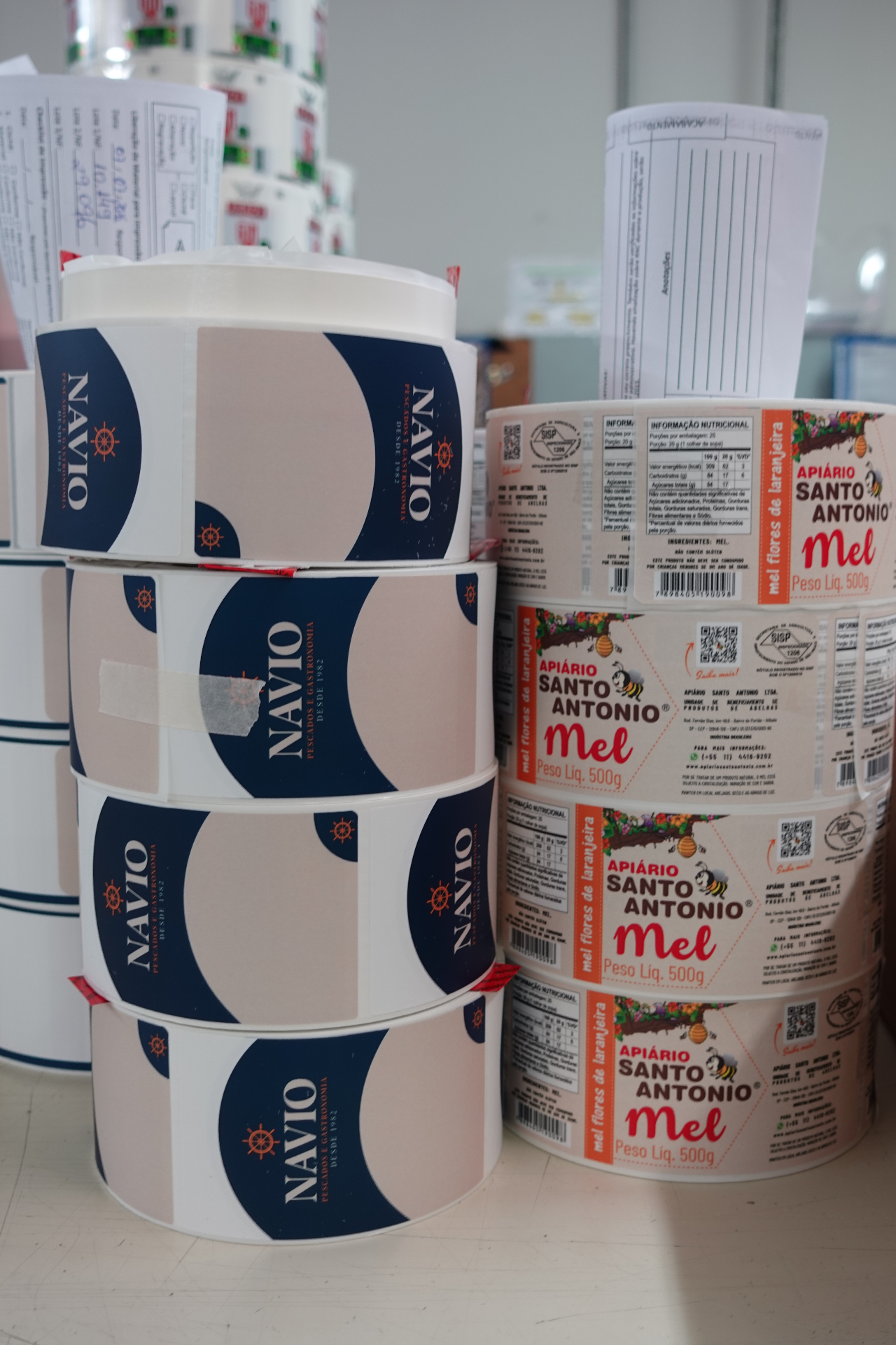 Bobina de rótulos de mel produzida pela Oliver Print